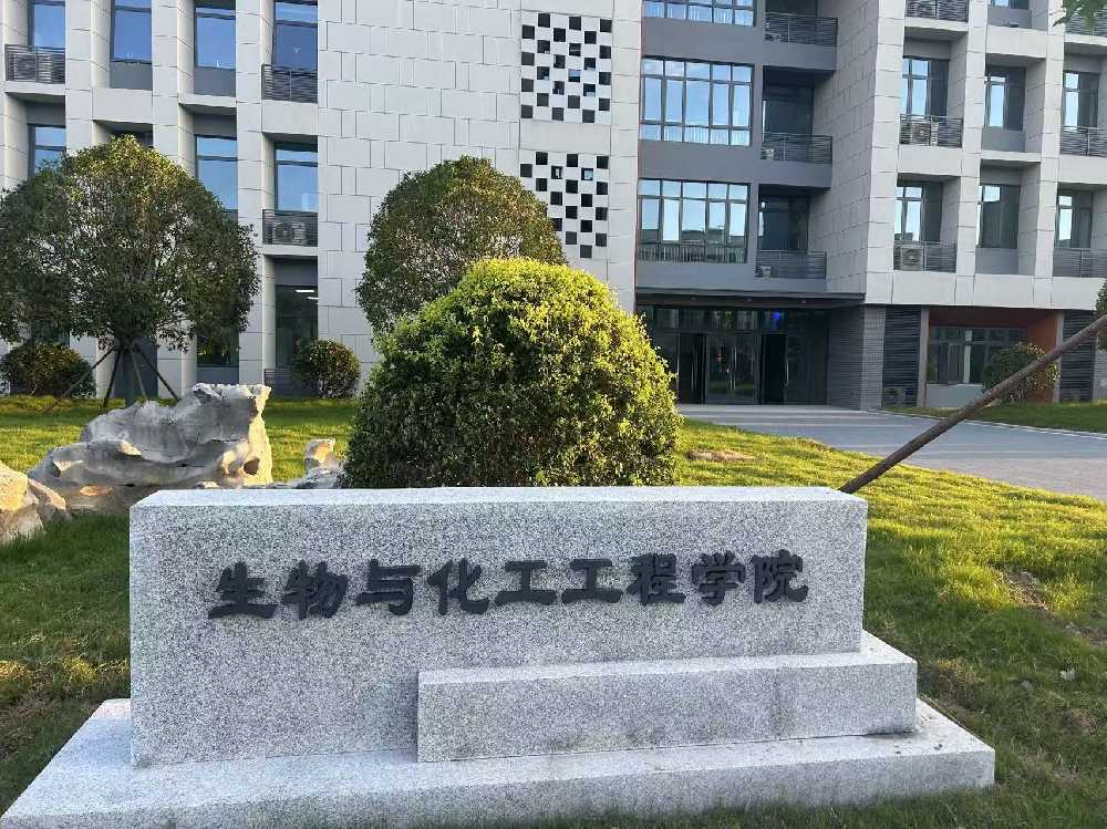 措美县扬州职业大学体育场高杆灯项目